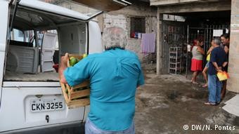 Comida recolhida pelo Banco de Alimentos de Santos é distribuída entre 100 famílias da comunidade Alemoa